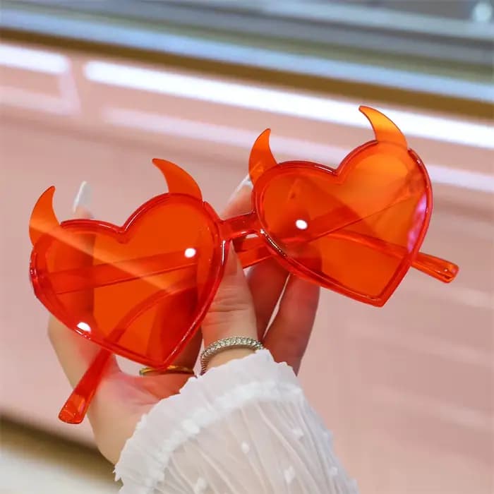 Lunettes de Soleil en Forme de Cornes de Démon, Accessoire Décoré en Rouge, Idéal pour les Fêtes d'A