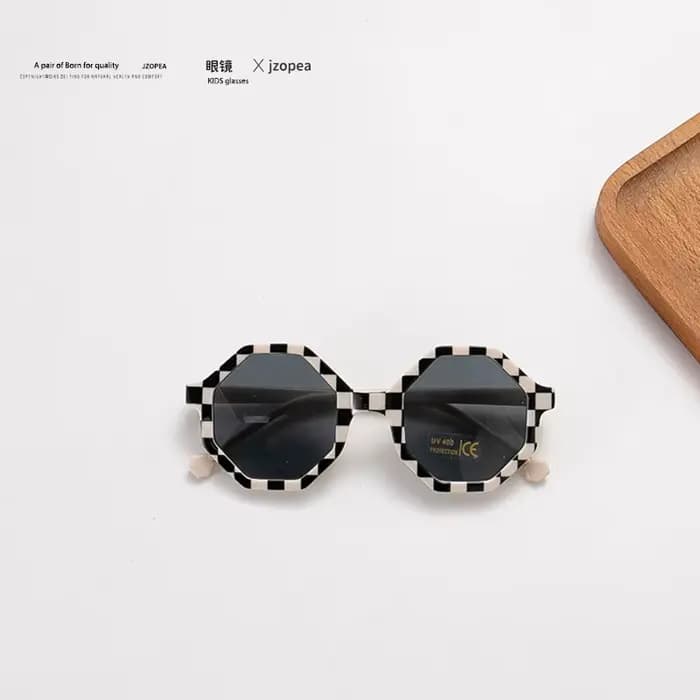 Lunettes de soleil à la mode pour enfants avec plusieurs lunettes de soleil pour bébé, tandis que le
