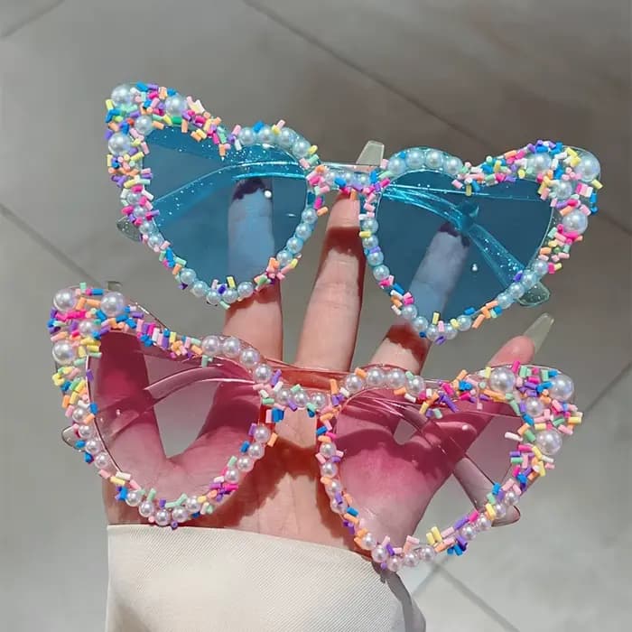 Lunettes de soleil en forme de cœur avec perles et saupoudrer