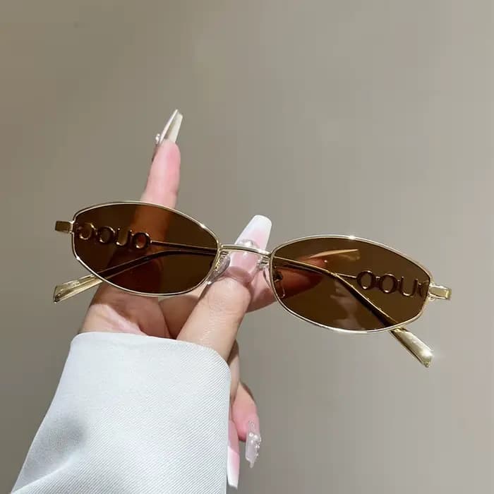 Lunettes de soleil polygonales ovales de petite taille au design de marque avec branches métalliques à lettres