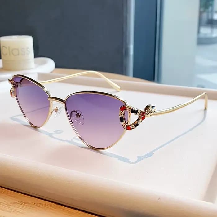 Lunettes de soleil œil de chat dorées tendance 2026 avec ornement tête de serpent