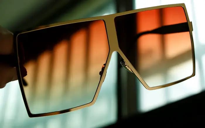 Lunettes de soleil carrées dorées pour femmes