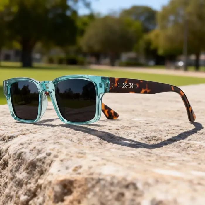 Une paire de lunettes tendance à monture rectangulaire avec branches élégantes