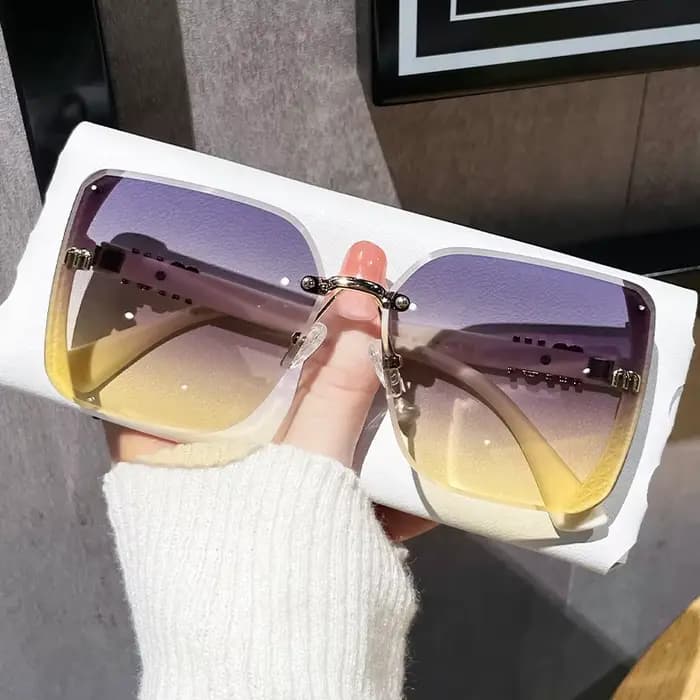 Lunettes de soleil garnies de styliste