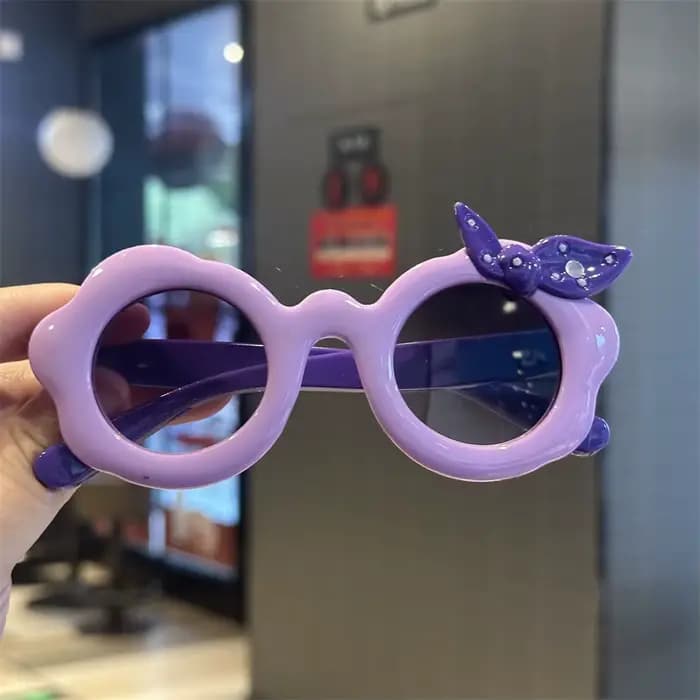 Jolies lunettes de soleil pour enfants avec nœud papillon