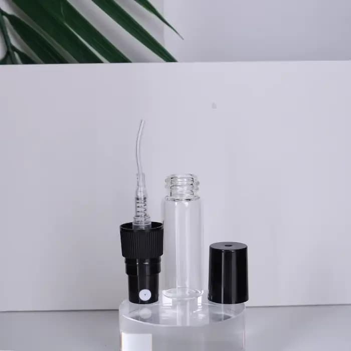 Lot de 50 flacons de parfum en verre transparent de haute qualité de 3 ml, flacon pulvérisateur ultra fin pour hydratation, mini flacon de parfum pour eau de Cologne