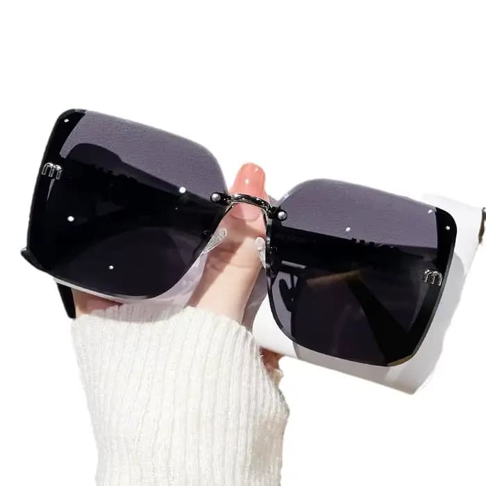 Lunettes de soleil garnies de styliste