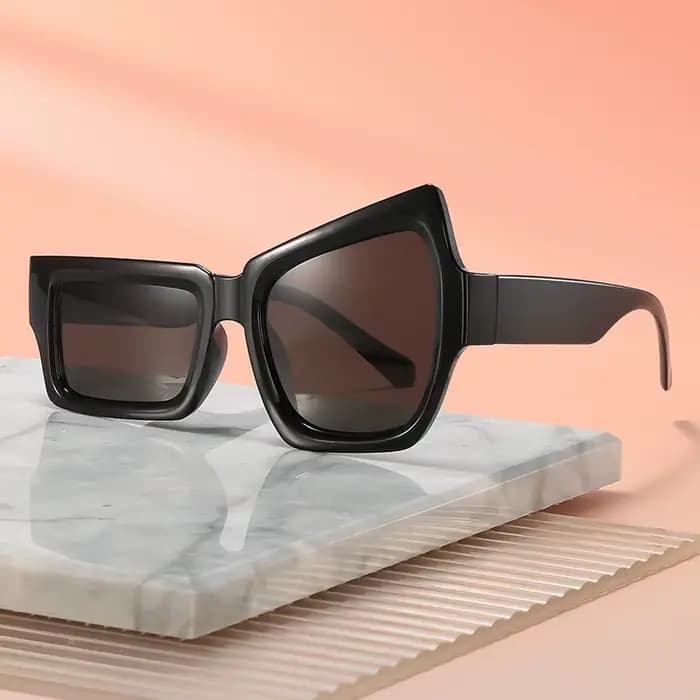 Lunettes de soleil hip-hop tendance et amusantes avec sourcils surélevés d'un côté