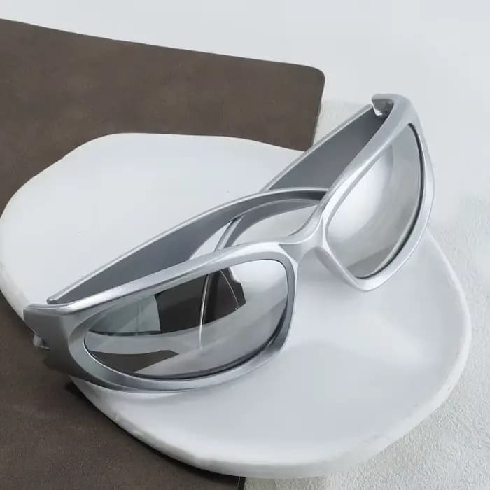 Lunettes argentées à monture irrégulière de style Y2K