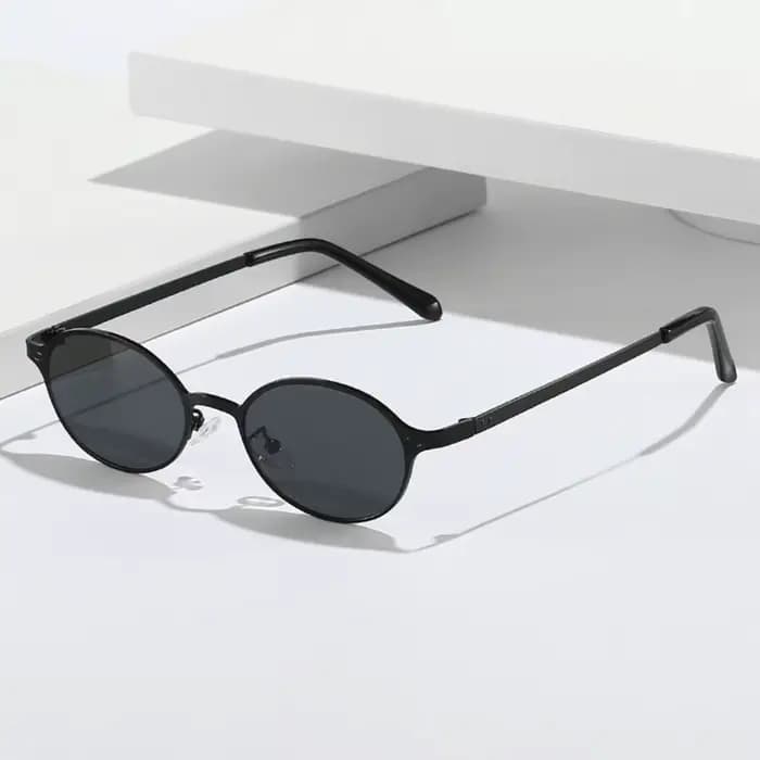 Lunettes de soleil ovales de styliste