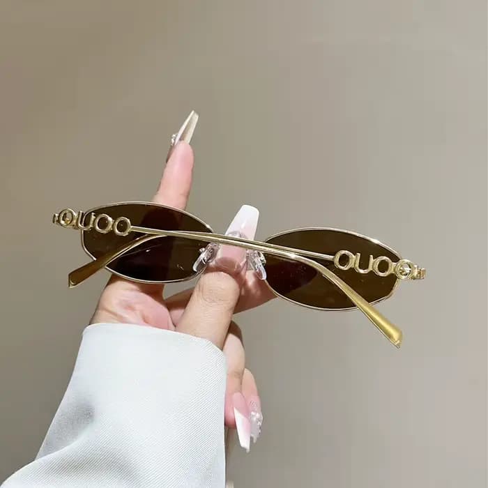 Lunettes de soleil polygonales ovales de petite taille au design de marque avec branches métalliques à lettres
