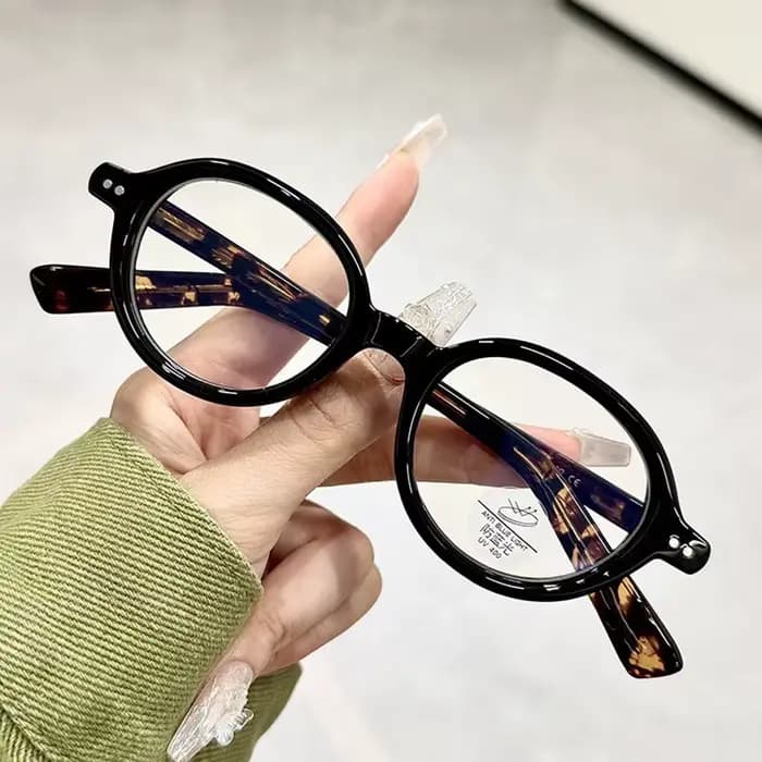 Les nouvelles lunettes à petite monture Nerdy en écaille de tortue caractéristiques un cadre et un temple de lumière