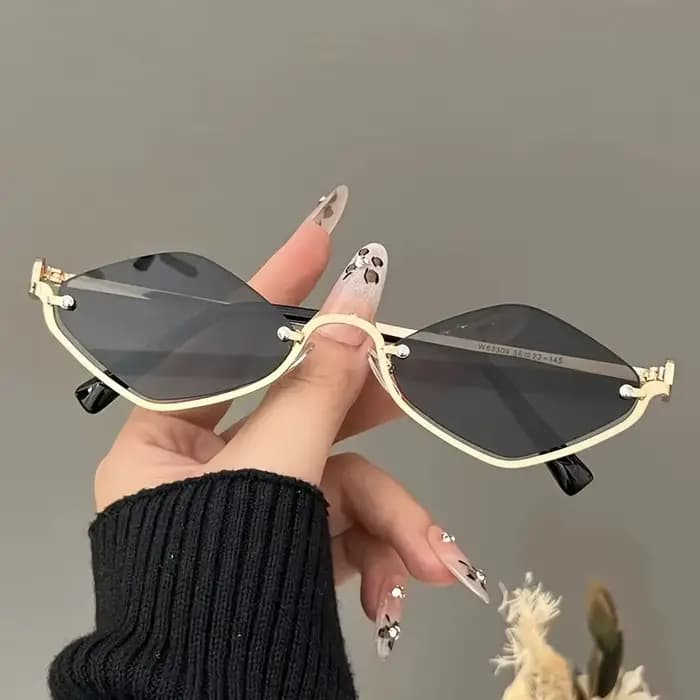 Petites lunettes à la mode en forme de diamant
