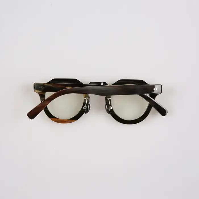 Lunettes de soleil en corne laminée à différentes couches