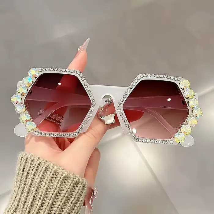 Lunettes de soleil blanches à monture hexagonale ornées de strass scintillants