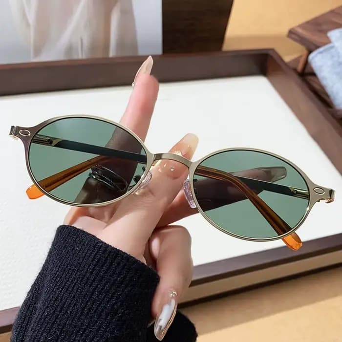 Lunettes de soleil ovales de styliste