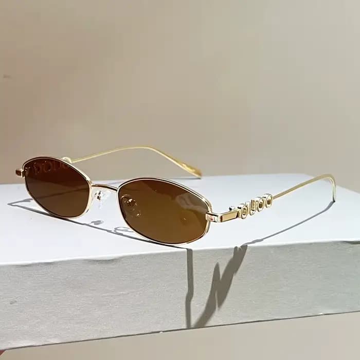 Lunettes de soleil polygonales ovales de petite taille au design de marque avec branches métalliques à lettres