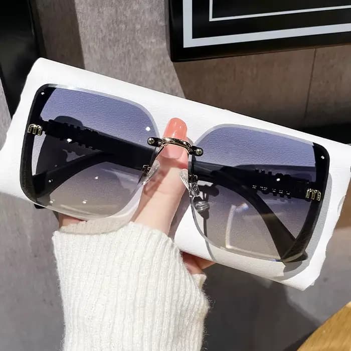 Lunettes de soleil garnies de styliste