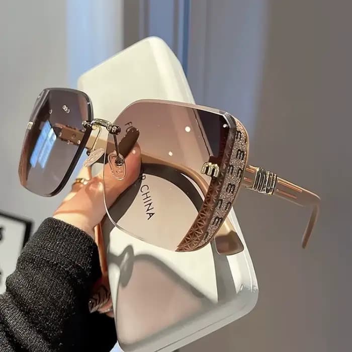 Lunettes de soleil garnies de styliste