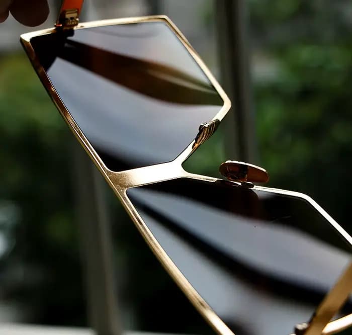 Lunettes de soleil carrées dorées pour femmes