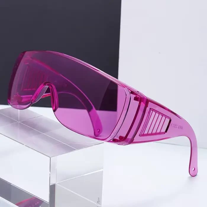 Lunettes de soleil décoratives aux couleurs vives