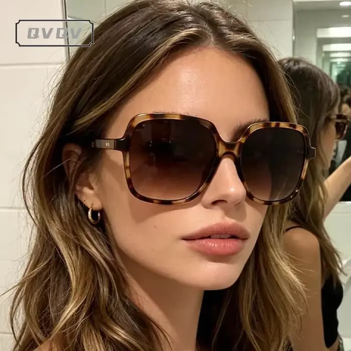 Lunettes de soleil carrées rétro à monture ambrée rivetée pour femme