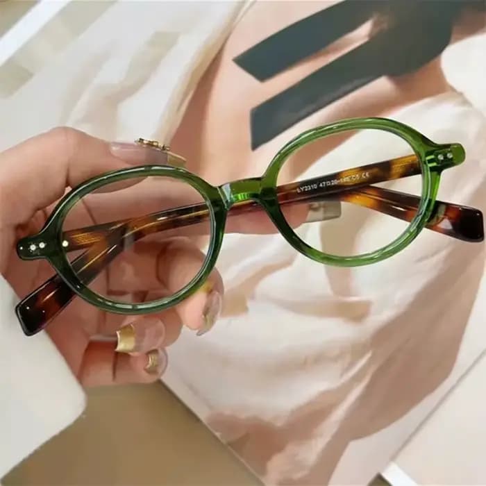 Les nouvelles lunettes à petite monture Nerdy en écaille de tortue caractéristiques un cadre et un temple de lumière