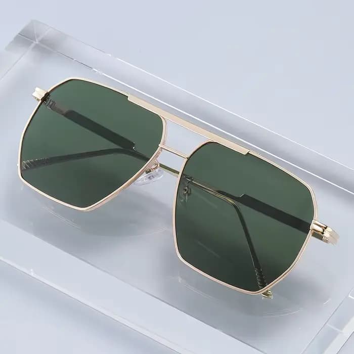 Lunettes de soleil pilote à monture dorée