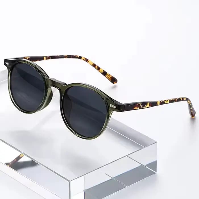 Une paire de lunettes de soleil rétro à monture ronde