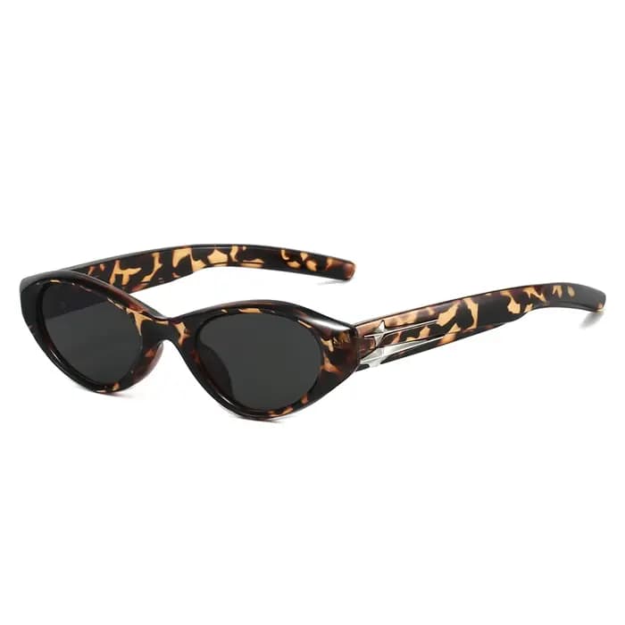 Lunettes de soleil œil de chat noires rétro tendance (détail étoile argentée) – ambiance INS de luxe