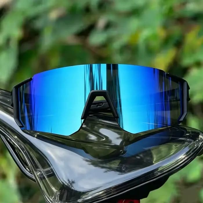 Des lunettes tendance à monture en plastique monobloc