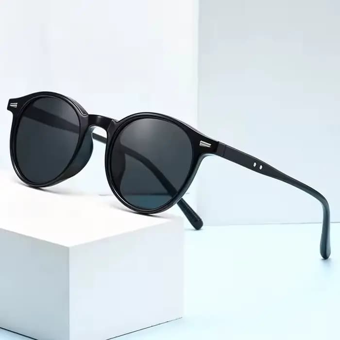 Une paire de lunettes de soleil rétro à monture ronde
