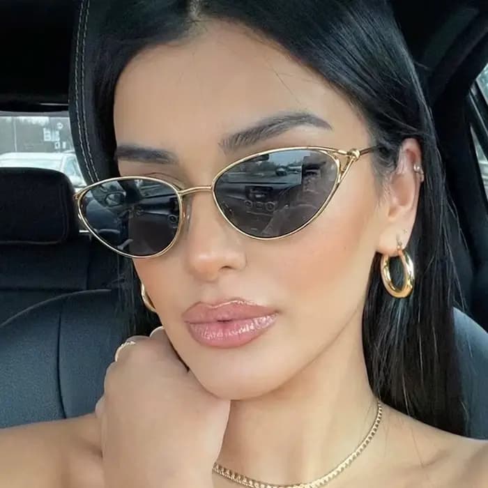 Lunettes de soleil œil de chat tendance pour femme avec petite monture métallique
