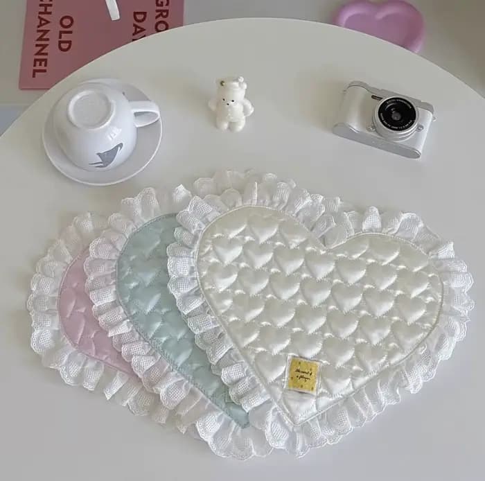 Dessous de verre en dentelle en forme de coeur avec surface satinée, isolation simple et dessous de verre résistant à la chaleur