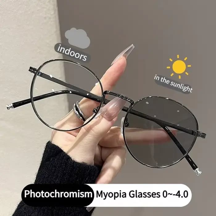 Lunettes de myopie avec lentilles qui peuvent changer de couleur sous les yeux