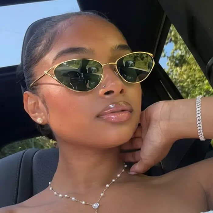 Lunettes de soleil œil de chat tendance pour femme avec petite monture métallique