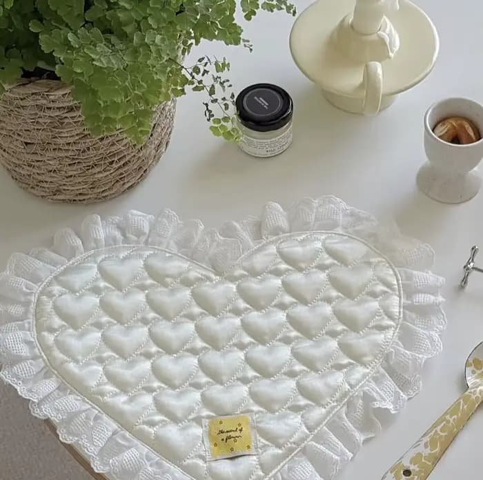 Dessous de verre en dentelle en forme de coeur avec surface satinée, isolation simple et dessous de verre résistant à la chaleur