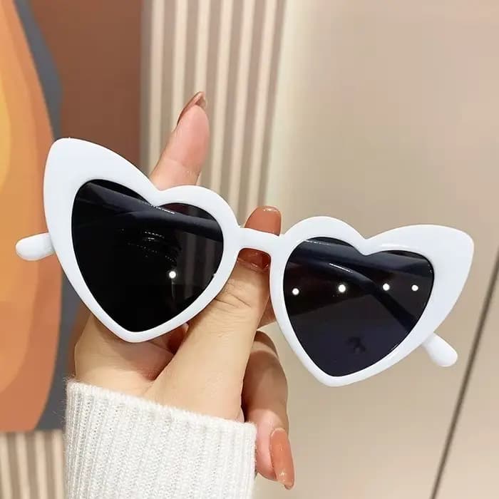 Lunettes unisexes blanches en forme de cœur avec verres noirs