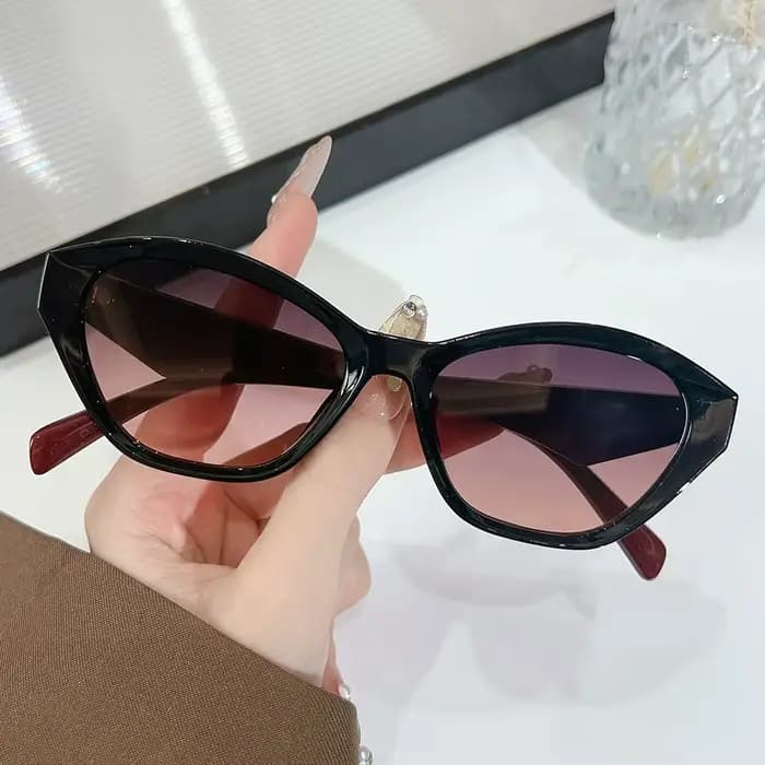Lunettes à monture cool avec un contour distinctif. La forme géométrique unique