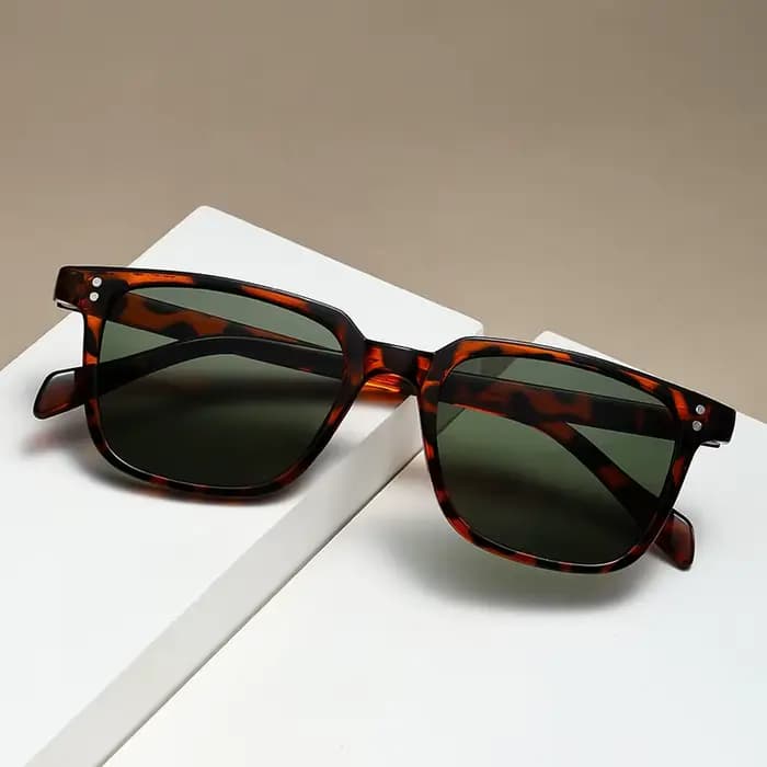 Petites lunettes de soleil à monture carrée