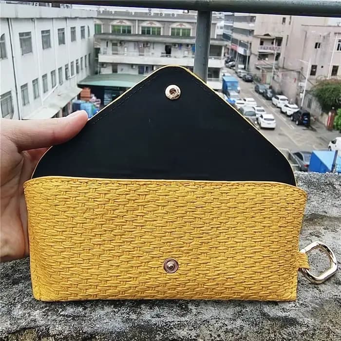 Étui à lunettes en cuir à motif tissé avec crochets