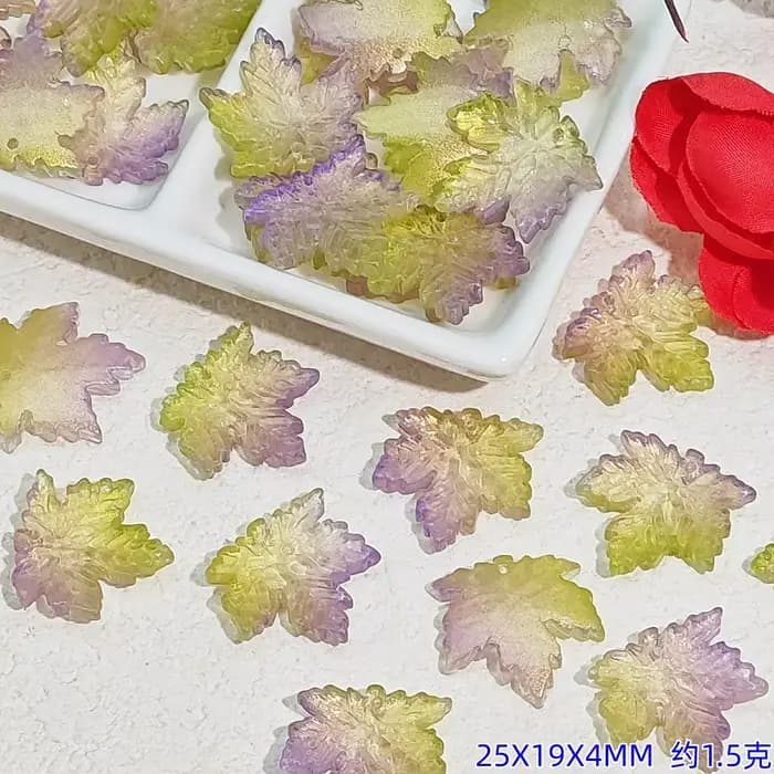 25 pièces de perles en forme de feuille d'érable vintage émaillées 25x19x4 mm, breloques en verre transparent irisé pour accessoires de bijoux faits à la main DIY