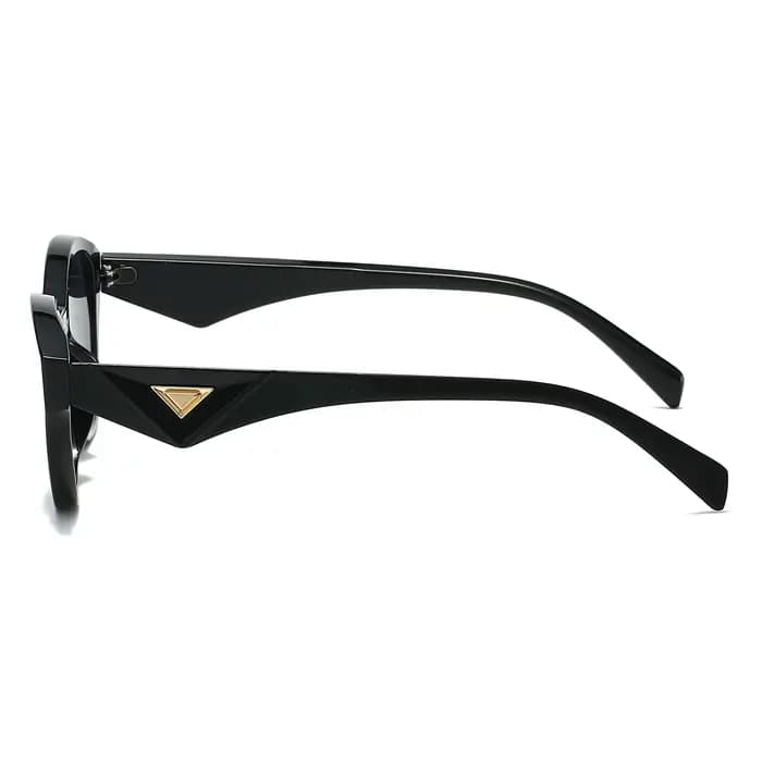 Lunettes à monture cool avec un contour distinctif. La forme géométrique unique