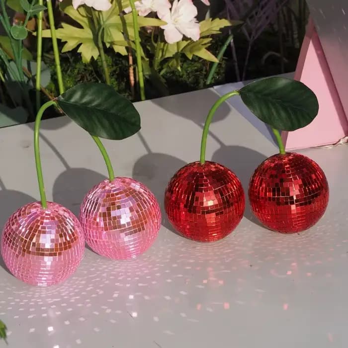 1 cerise disco décorative pour la décoration murale et intérieure, pouvant être accrochée aux murs avec des boules disco cerise et des décorations disco.