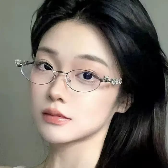 Lunettes de soleil ovales tendance avec strass