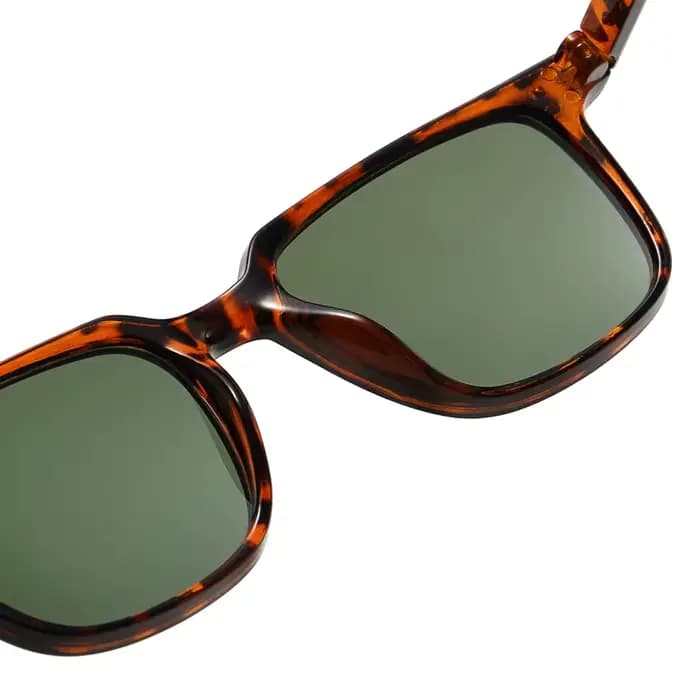 Petites lunettes de soleil à monture carrée
