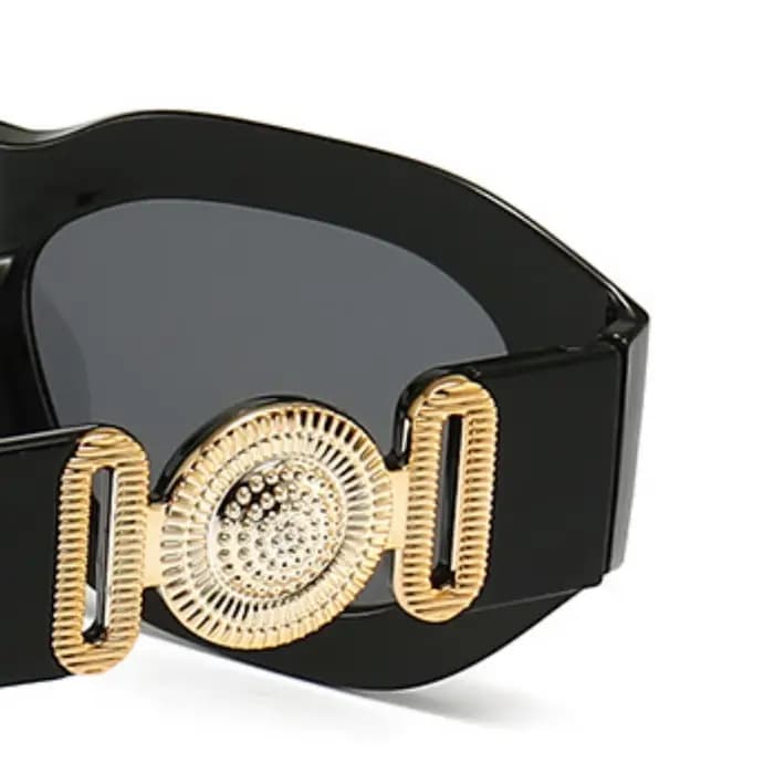 Une paire de lunettes de soleil PC pour hommes et femmes avec les nouvelles