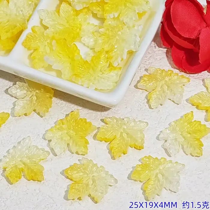 25 pièces de perles en forme de feuille d'érable vintage émaillées 25x19x4 mm, breloques en verre transparent irisé pour accessoires de bijoux faits à la main DIY