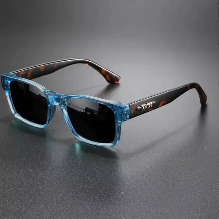 Une paire de lunettes tendance à monture rectangulaire avec branches élégantes