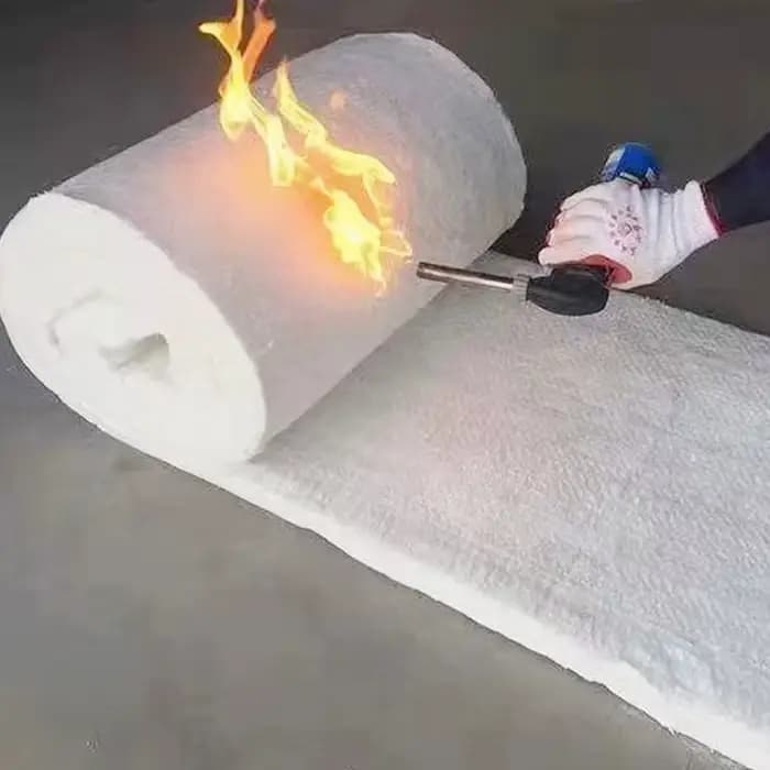 Coton ignifuge 1650 ℃ Coton réfractaire d'isolation de fibre de céramique d'aiguille de silicate d'aluminium pour le contenant du zirconium de chaudière